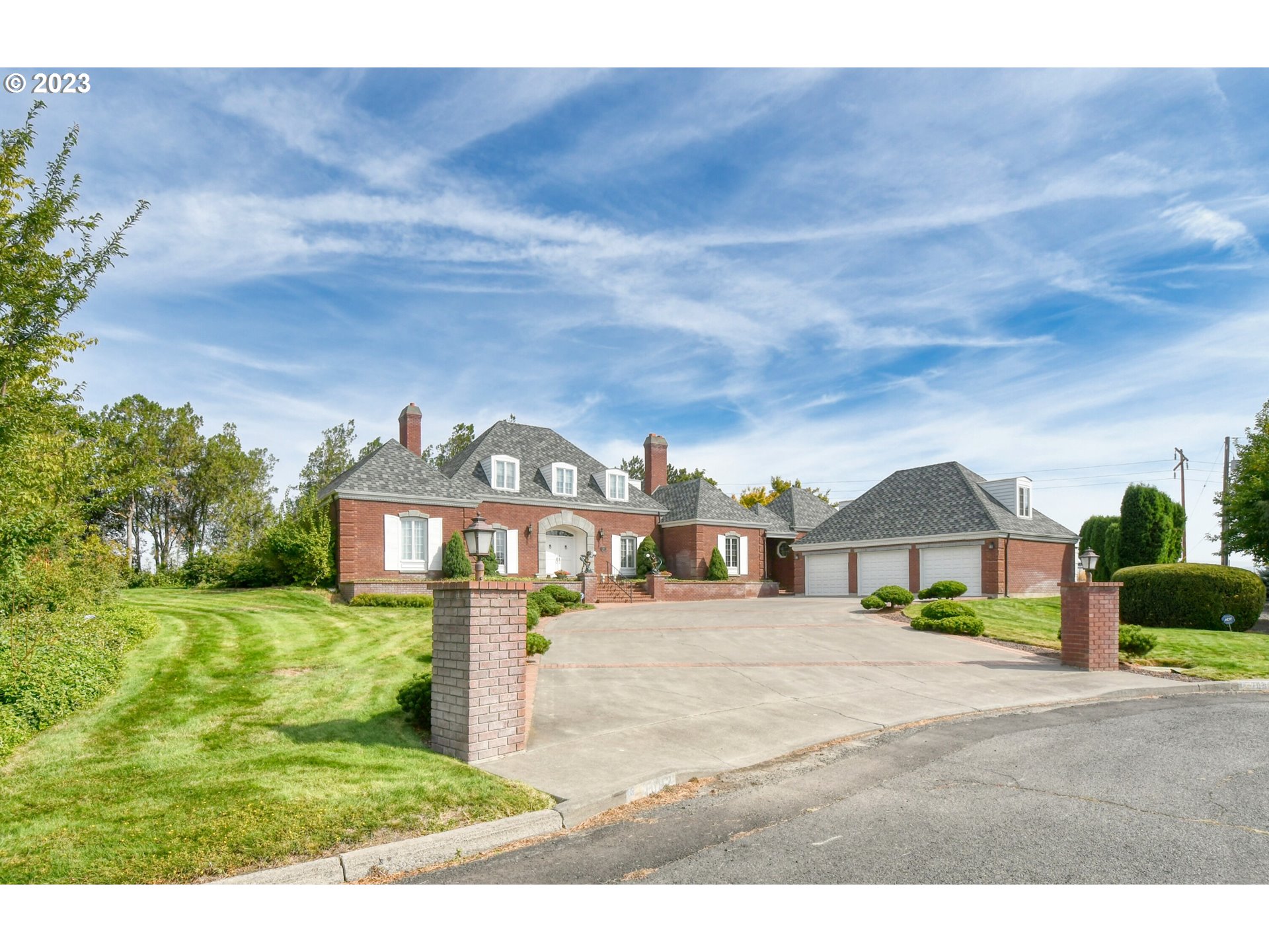 1092 SKYLINE DR
