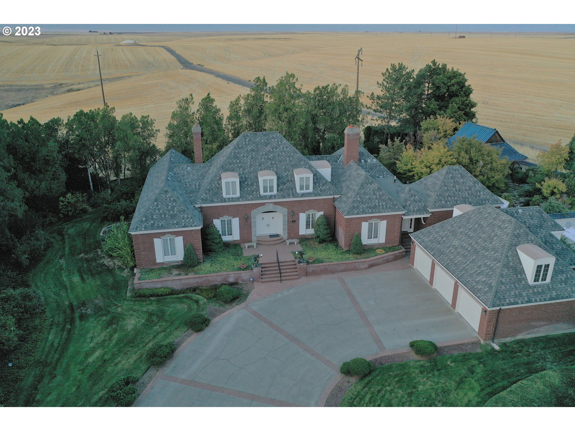 1092 SKYLINE DR