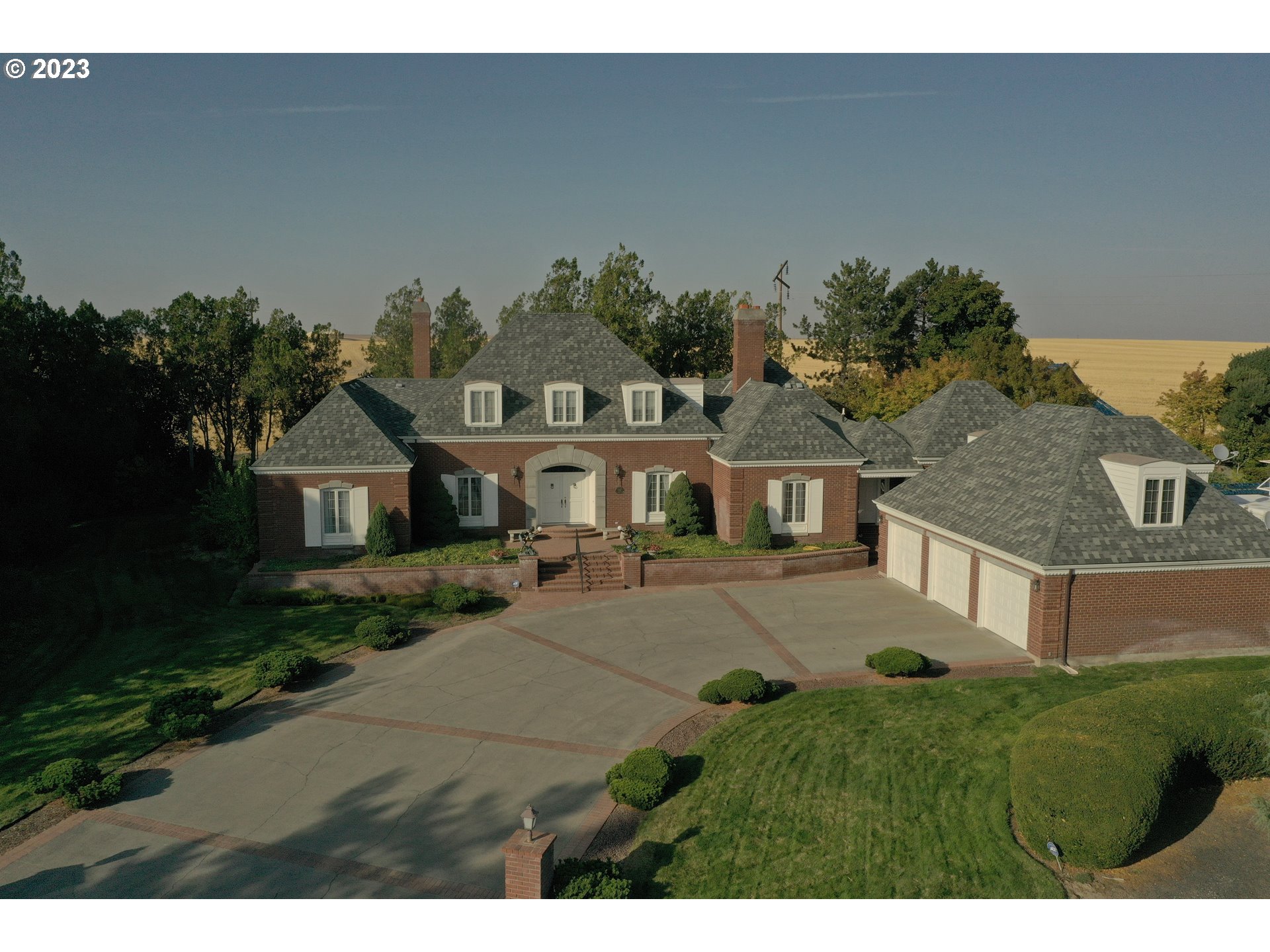 1092 SKYLINE DR