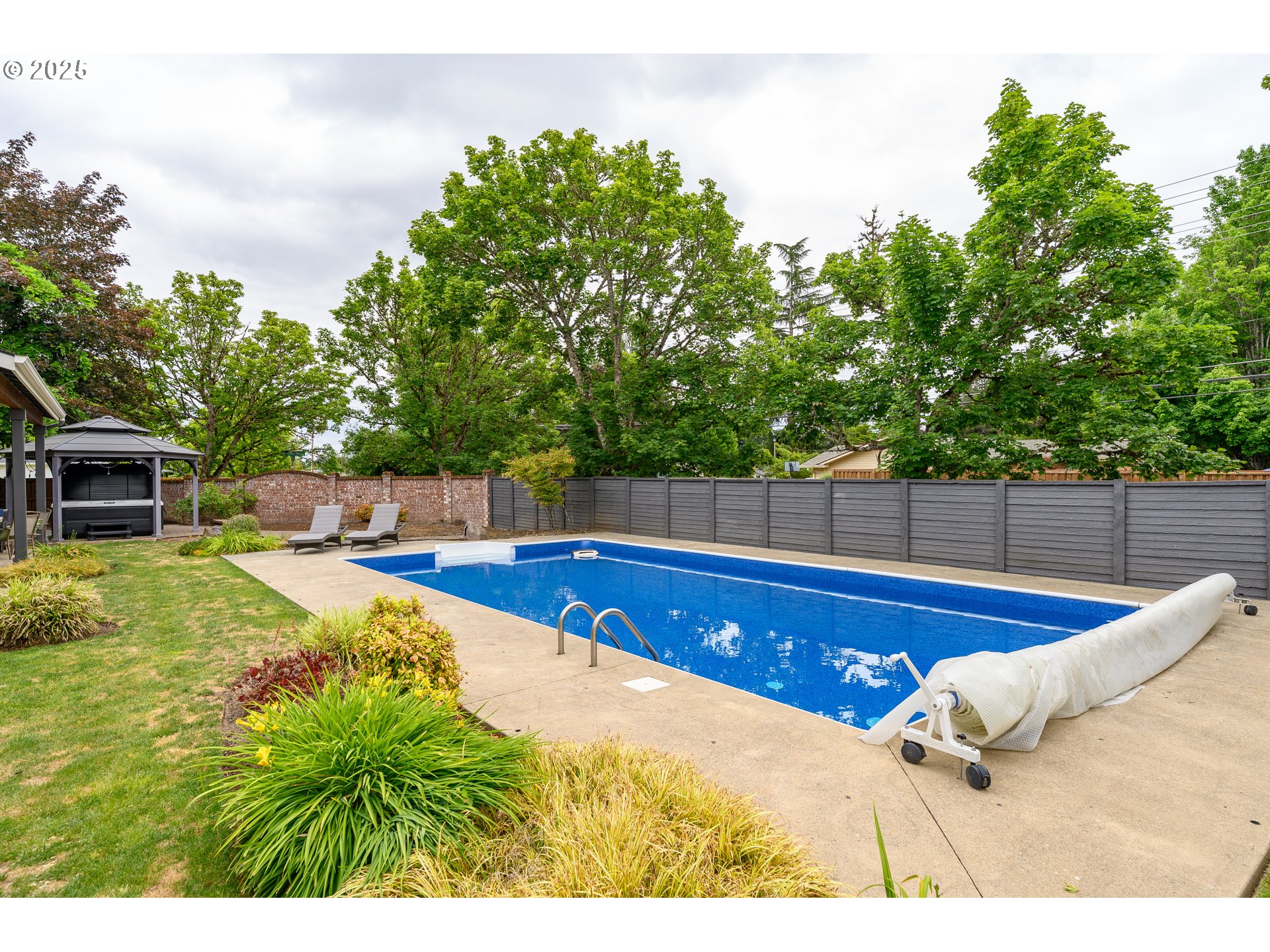 2351 NW PINEHURST DR