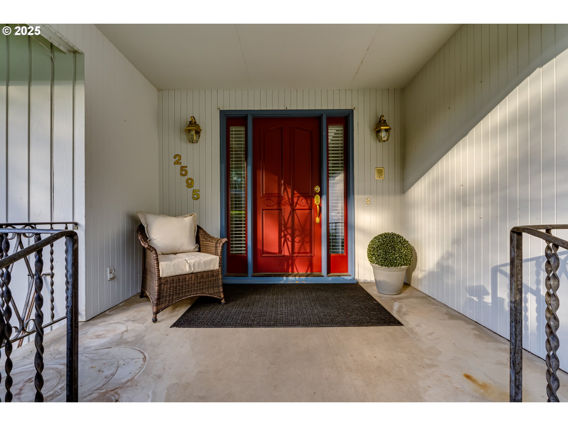 2595 HIGHLAND OAKS DR