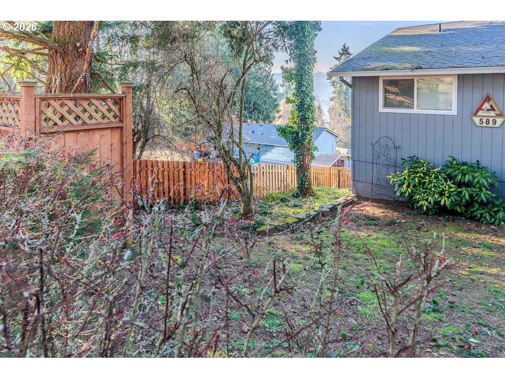 589 NE WESTVIEW LN