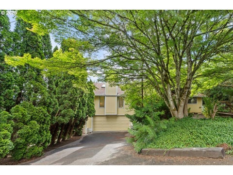 Photo of 16148 Pearcy St, Lake Oswego, OR 97034 (MLS # 439236789)
