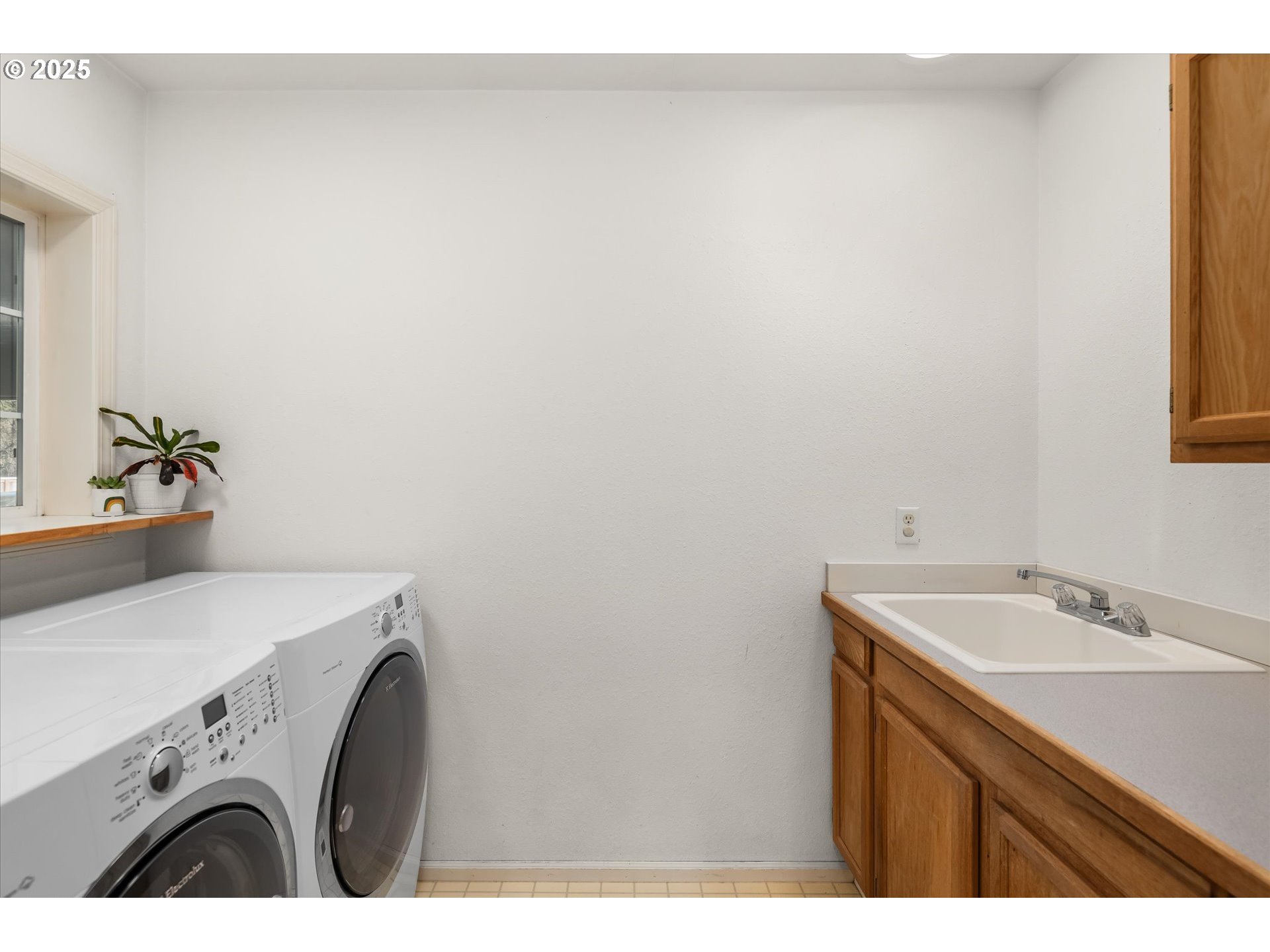 Eugene, Oregon 97405, United States, 3 Bedrooms Bedrooms, ,2 BathroomsBathrooms,Residential,Active,4484