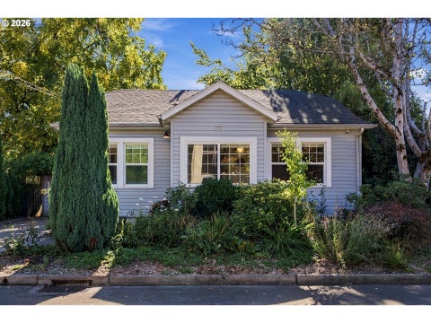 Photo of 218 SE Washington St, McMinnville, OR 97128 (MLS # 473904351)
