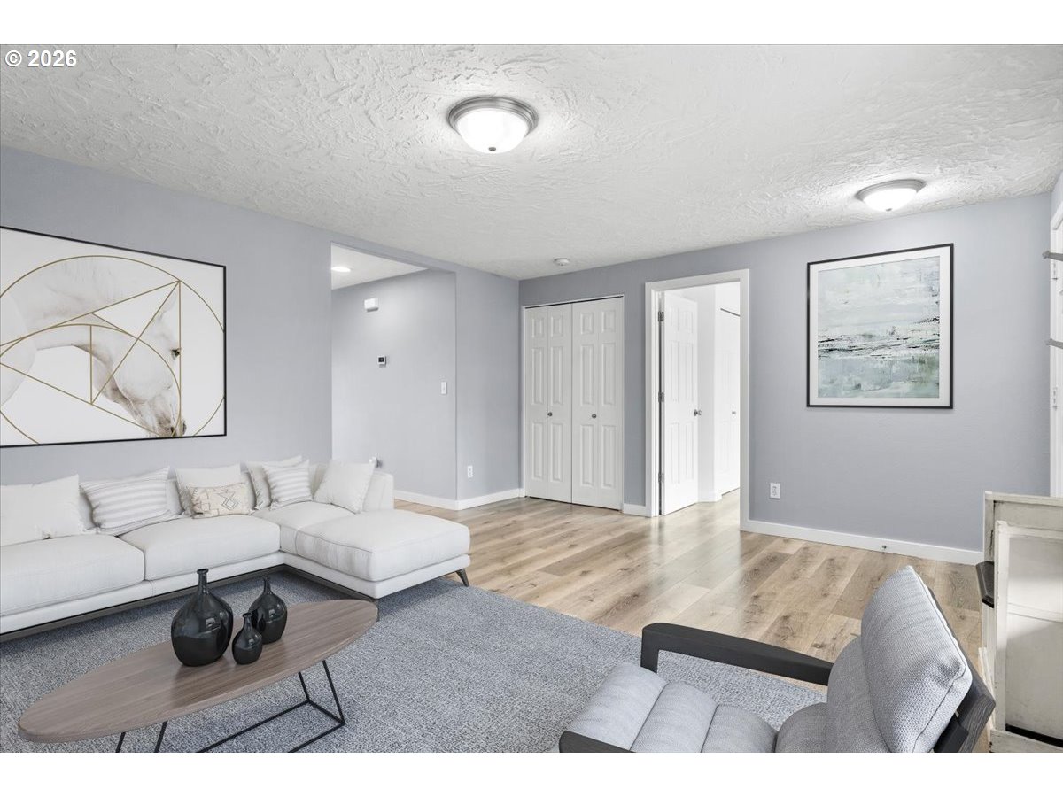 1207 Mountain View LN