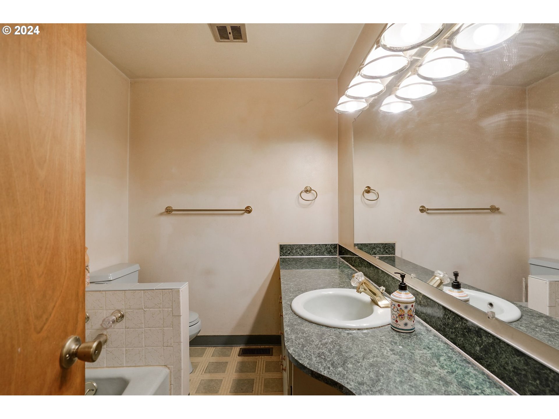 Albany, Oregon 97322, United States, 4 Bedrooms Bedrooms, ,2 BathroomsBathrooms,Residential,Pending,101098