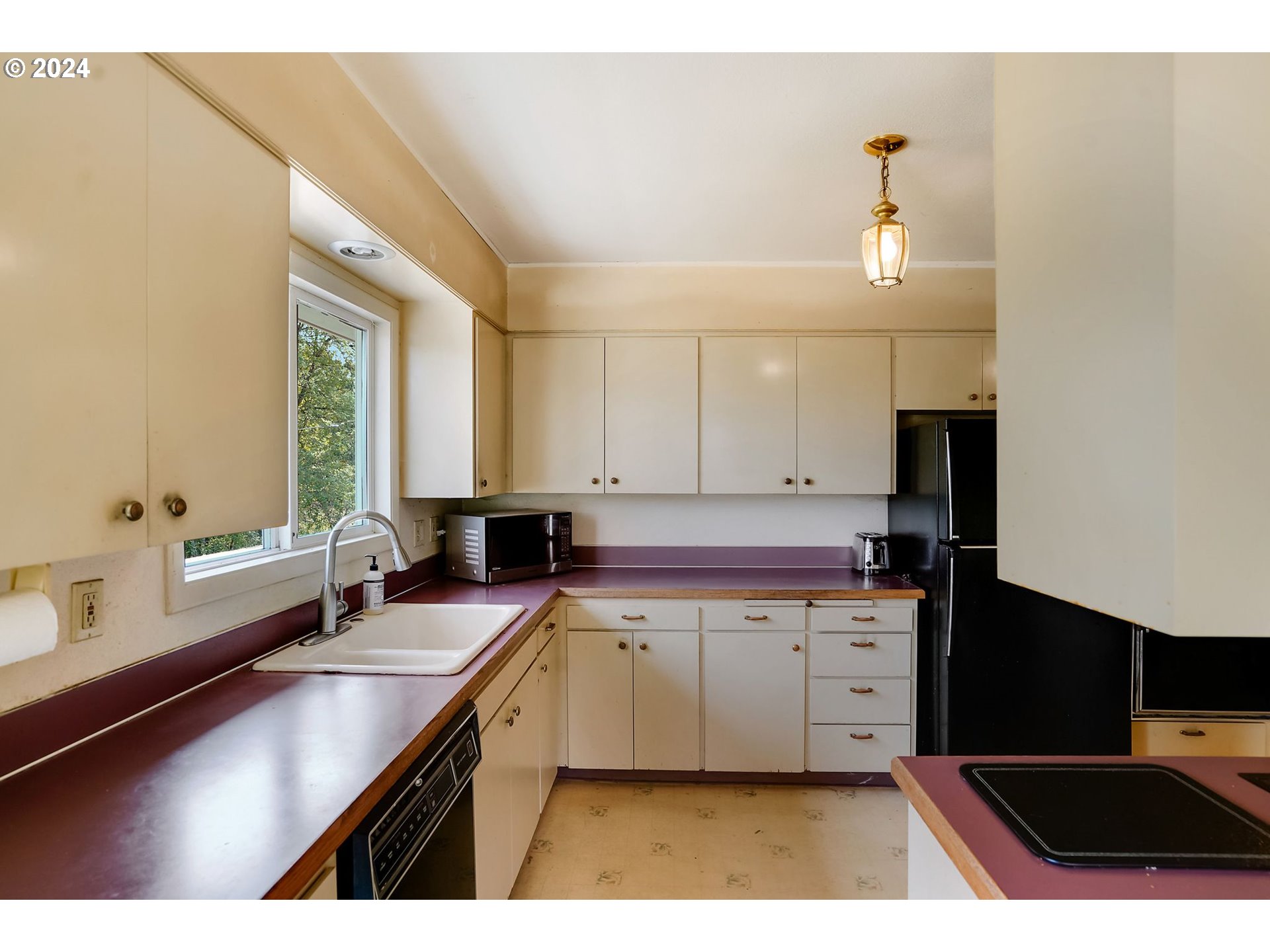 Albany, Oregon 97322, United States, 4 Bedrooms Bedrooms, ,2 BathroomsBathrooms,Residential,Pending,101098