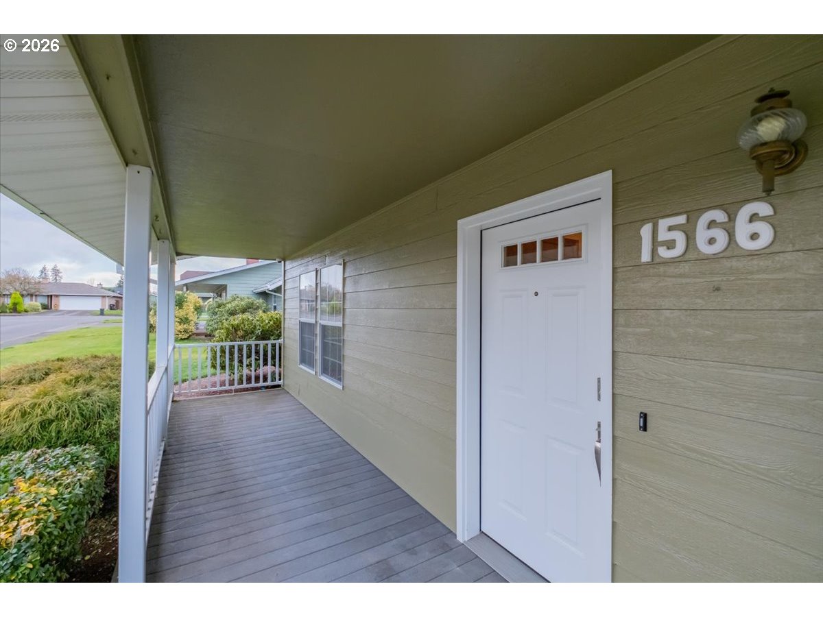 1566 NE LAURELWOOD CIR