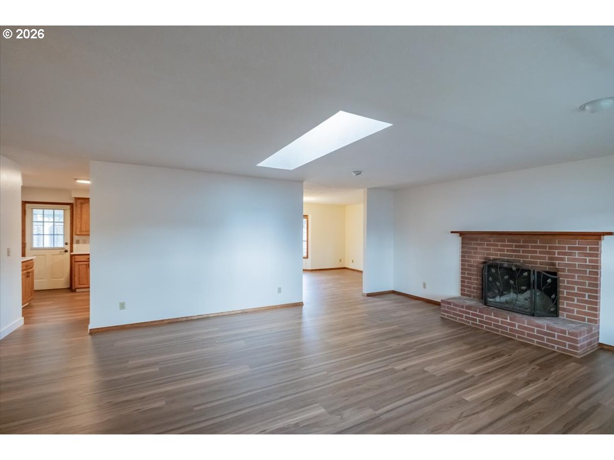 1566 NE LAURELWOOD CIR