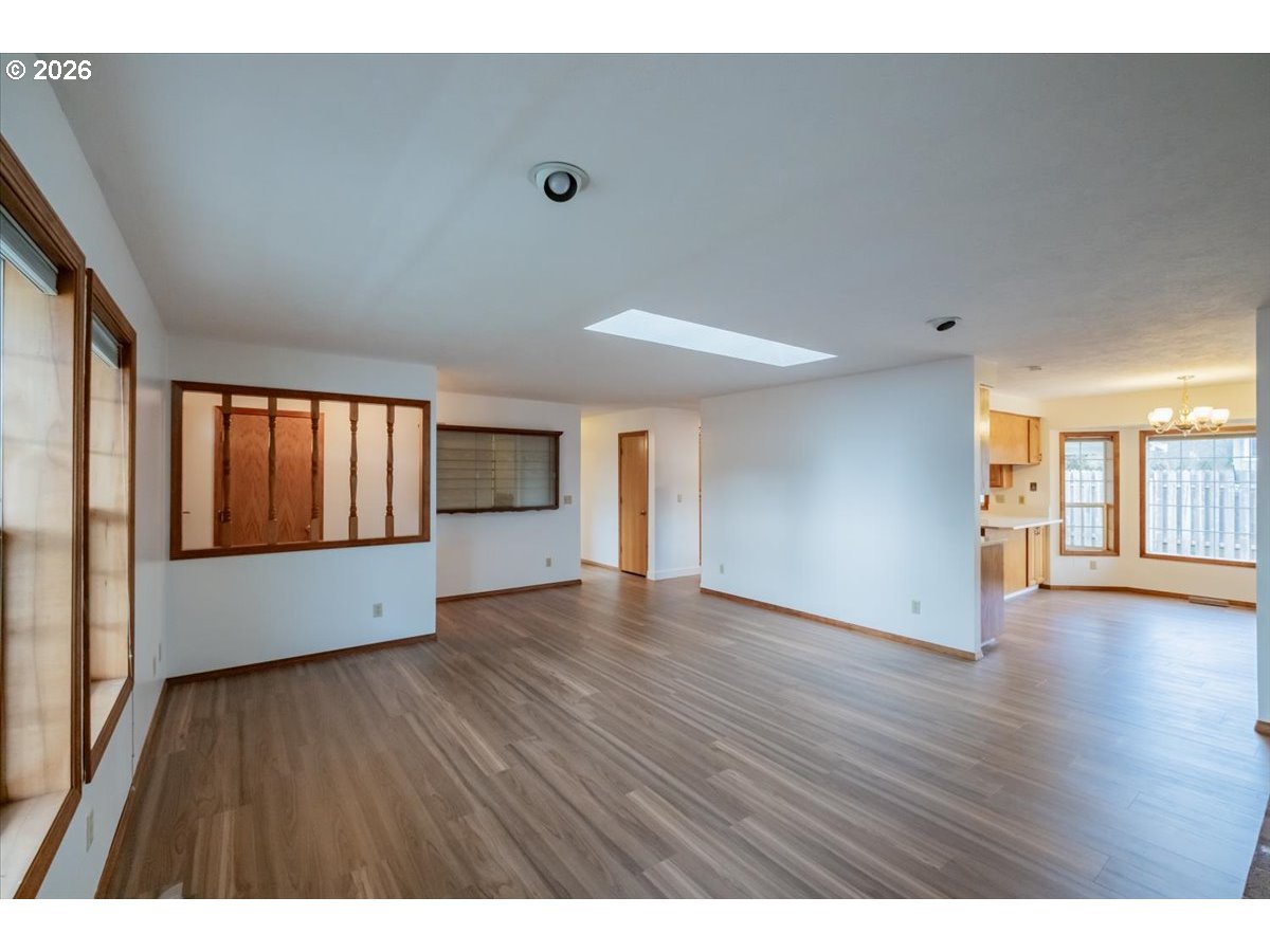 1566 NE LAURELWOOD CIR