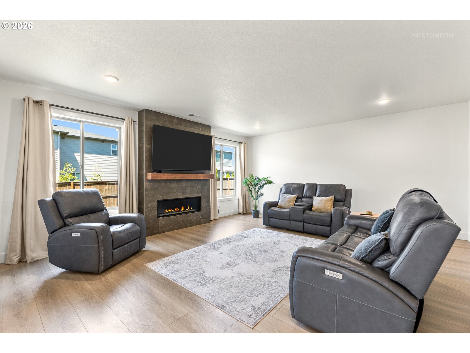3628 HAZELNUT ST