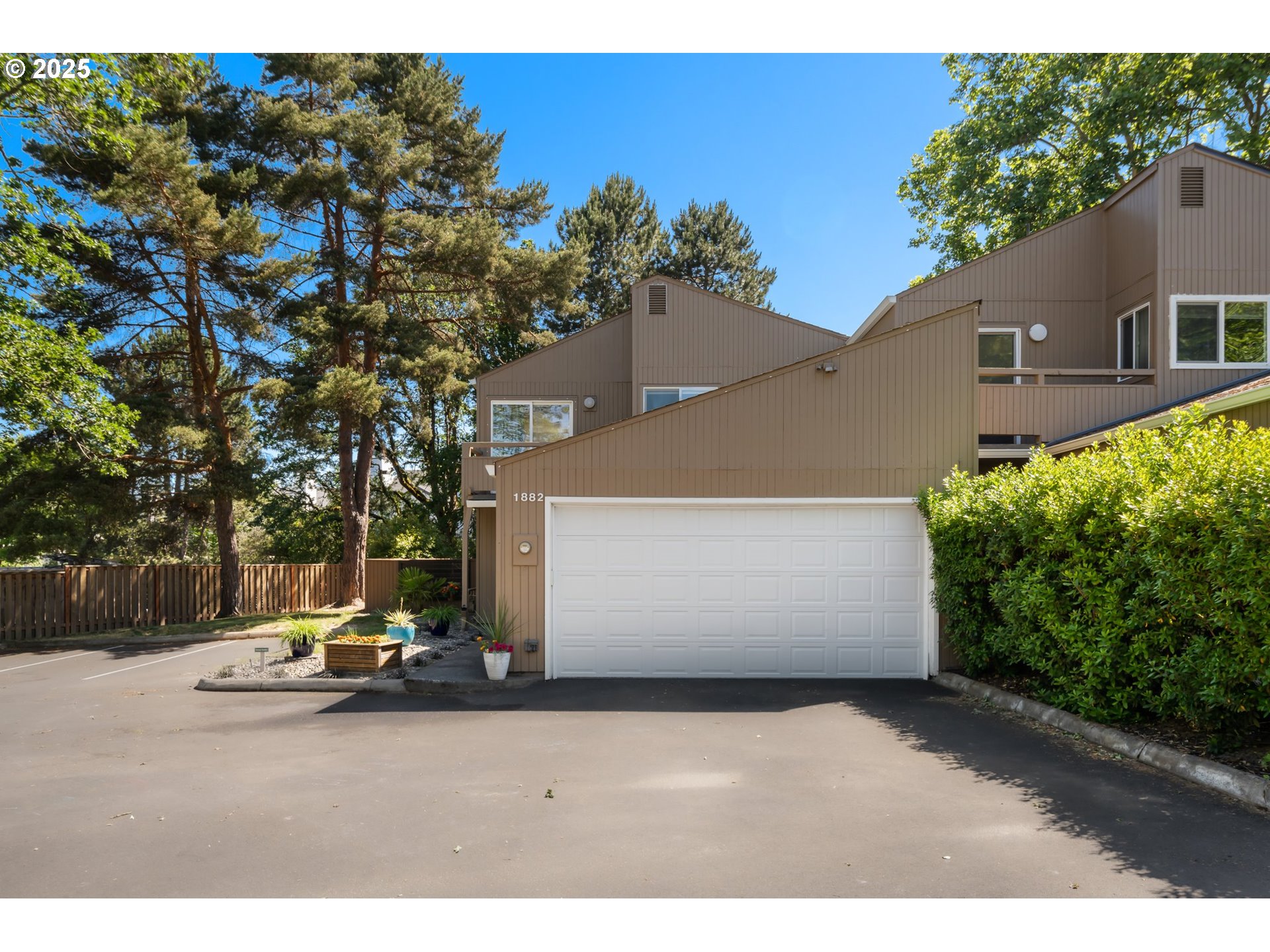 1882 NW SHOREWOOD CT