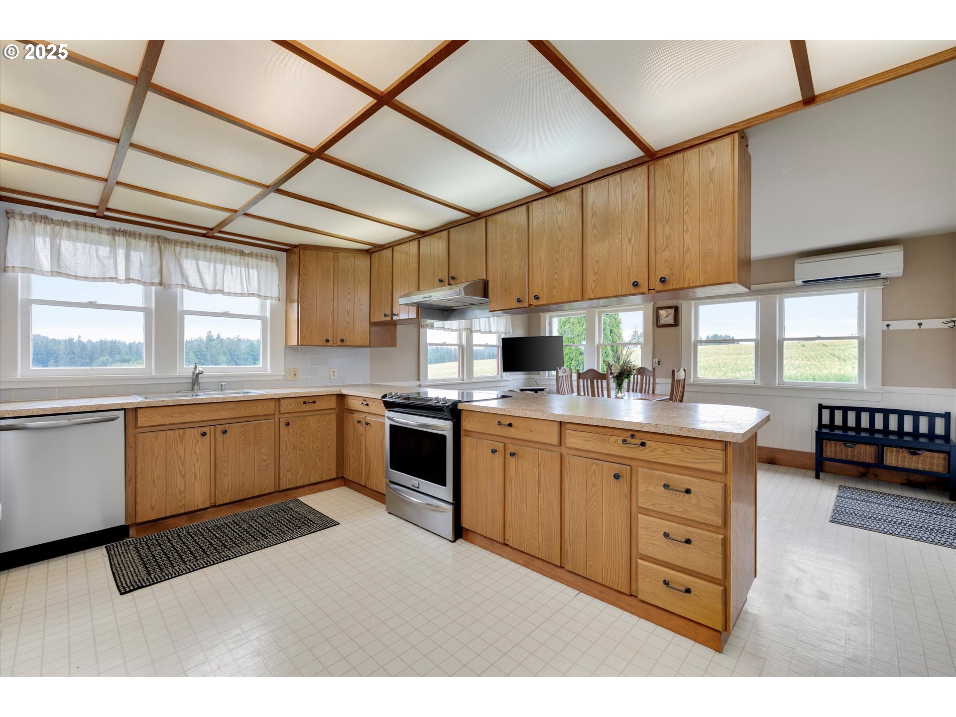 Oregon City, Oregon 97045, United States, 5 Bedrooms Bedrooms, ,1 BathroomBathrooms,Residential,Active,188617