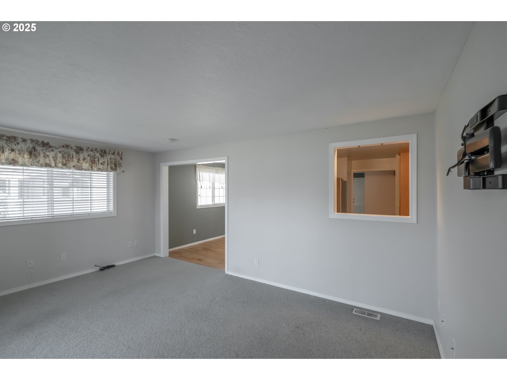 Woodburn, Oregon 97071, United States, 2 Bedrooms Bedrooms, ,2 BathroomsBathrooms,Residential,Active,97252