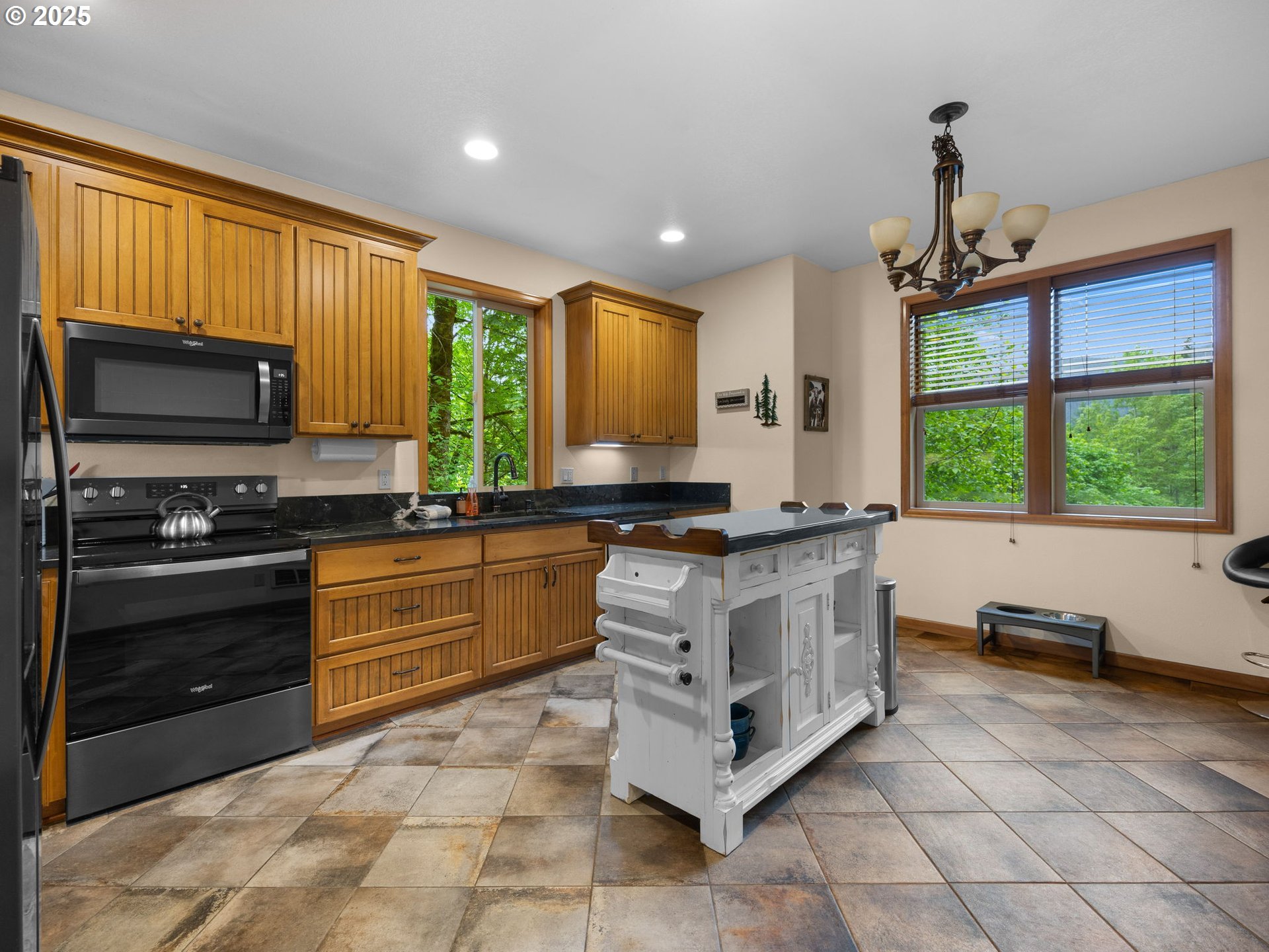 Rhododendron, Oregon 97049, United States, 4 Bedrooms Bedrooms, ,3 BathroomsBathrooms,Residential,Active,93126