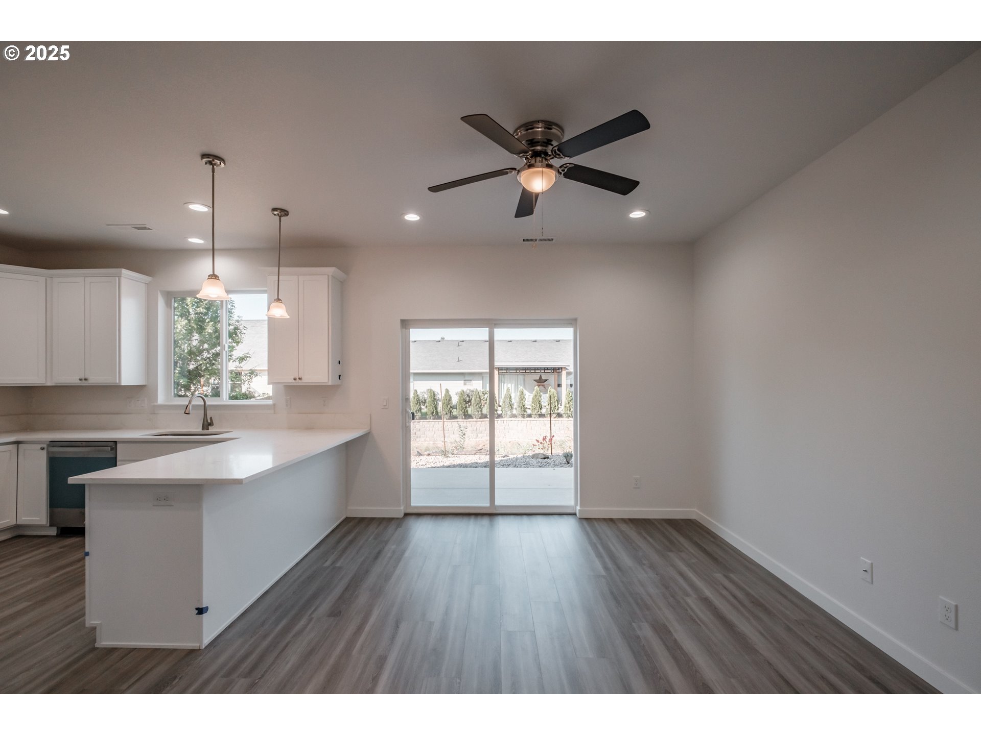 Lebanon, Oregon 97355, United States, 3 Bedrooms Bedrooms, ,3 BathroomsBathrooms,Residential,Pending,242425