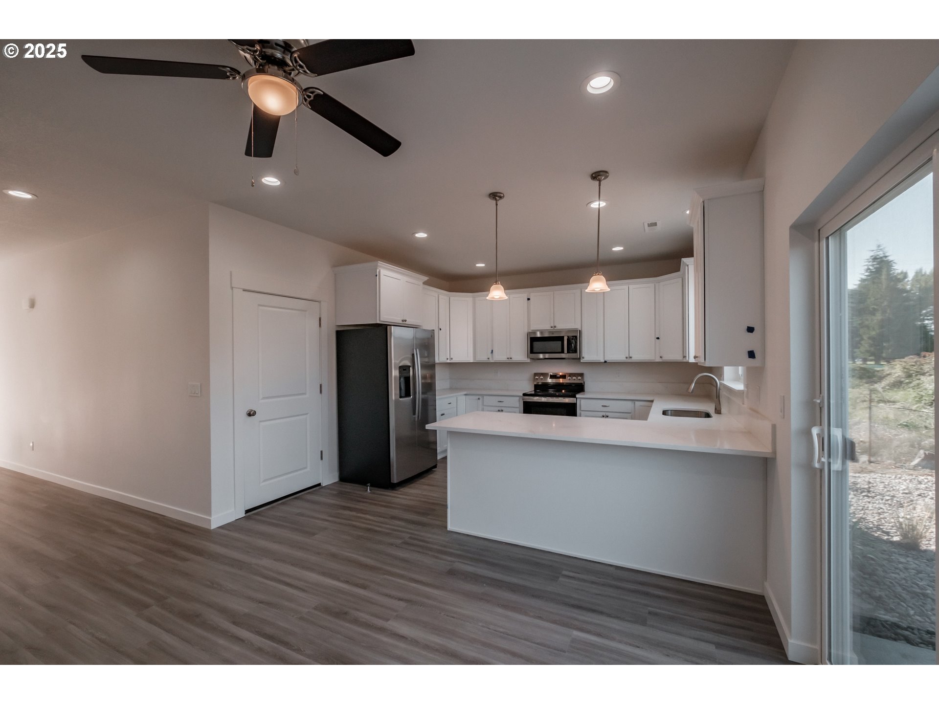 Lebanon, Oregon 97355, United States, 3 Bedrooms Bedrooms, ,3 BathroomsBathrooms,Residential,Pending,242425