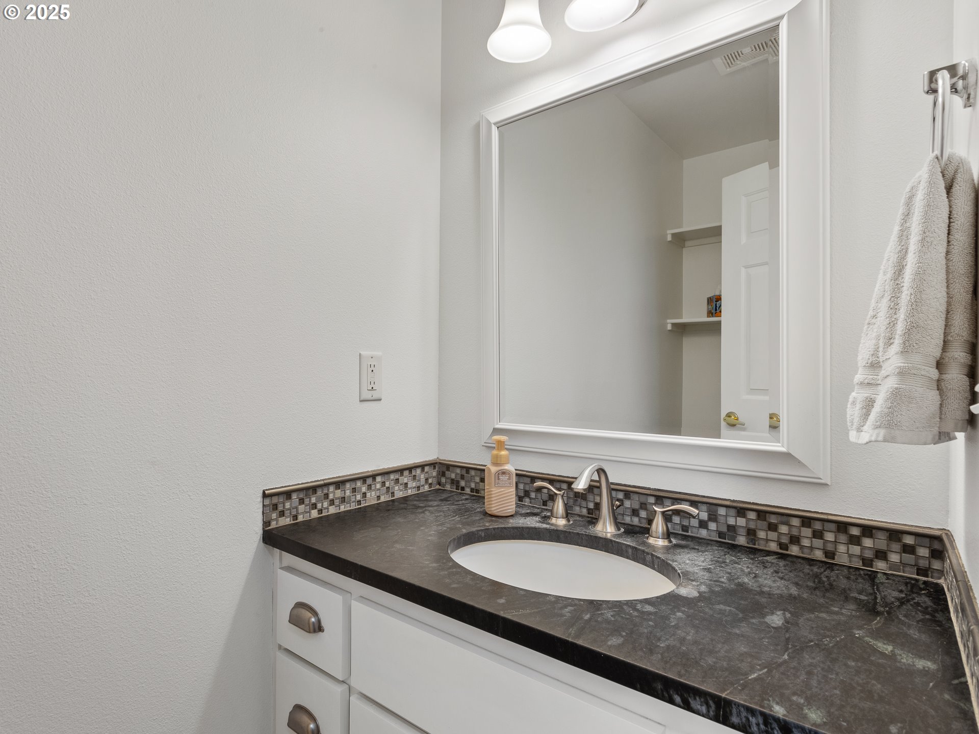 Vancouver, Washington 98683, United States, 4 Bedrooms Bedrooms, ,3 BathroomsBathrooms,Residential,Pending,161476