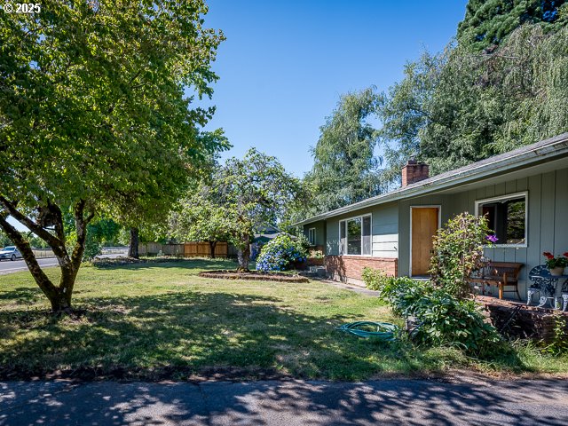 687 S REDWOOD ST