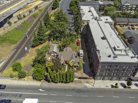 9715 NE Glisan ST Portland OR 97220