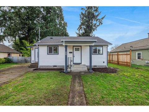 Photo of 1432 NE 10th Ave, McMinnville, OR 97128 (MLS # 425065729)