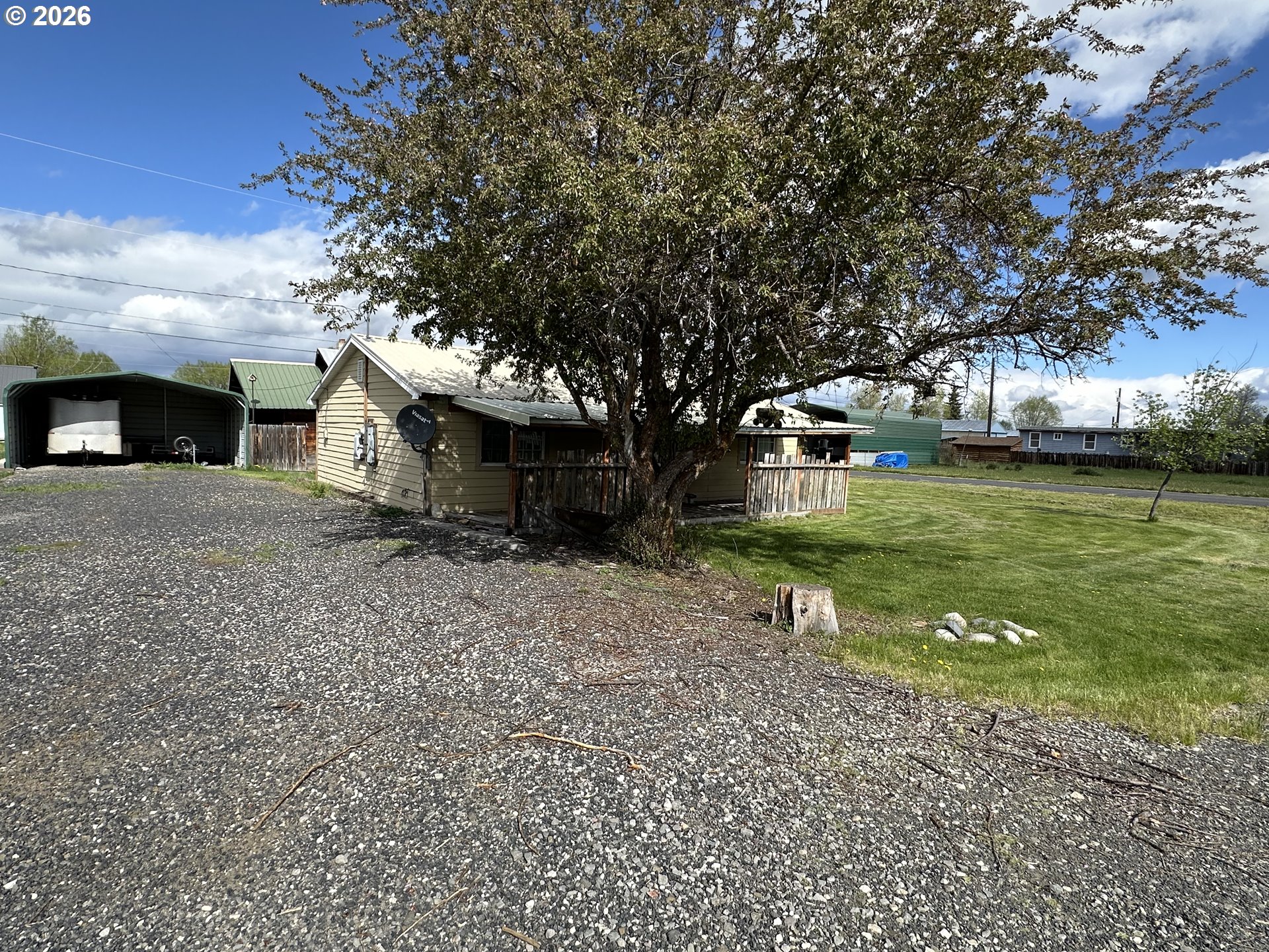 215 B AVE