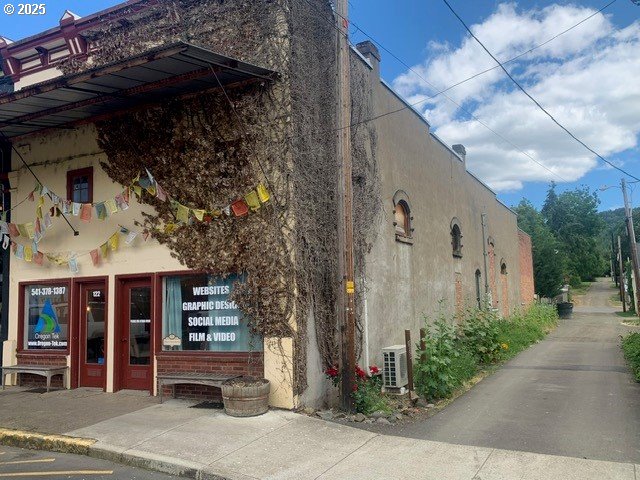 122 SE LOCUST ST