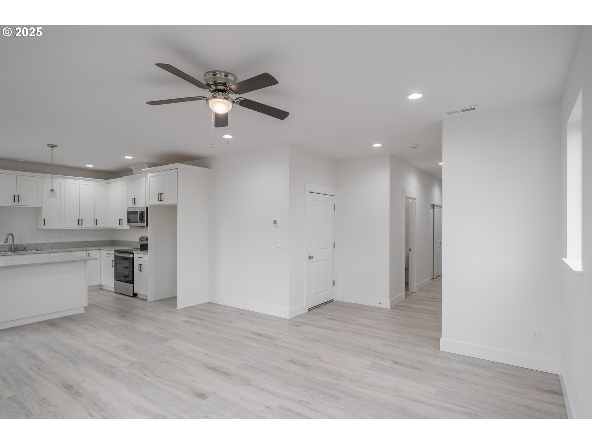 Lebanon, Oregon 97355, United States, 6 Bedrooms Bedrooms, ,5 BathroomsBathrooms,Residential,Active,77621