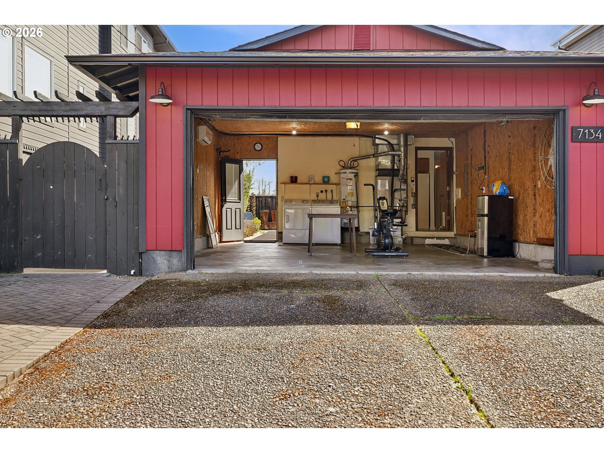 7134 N GREENWICH AVE