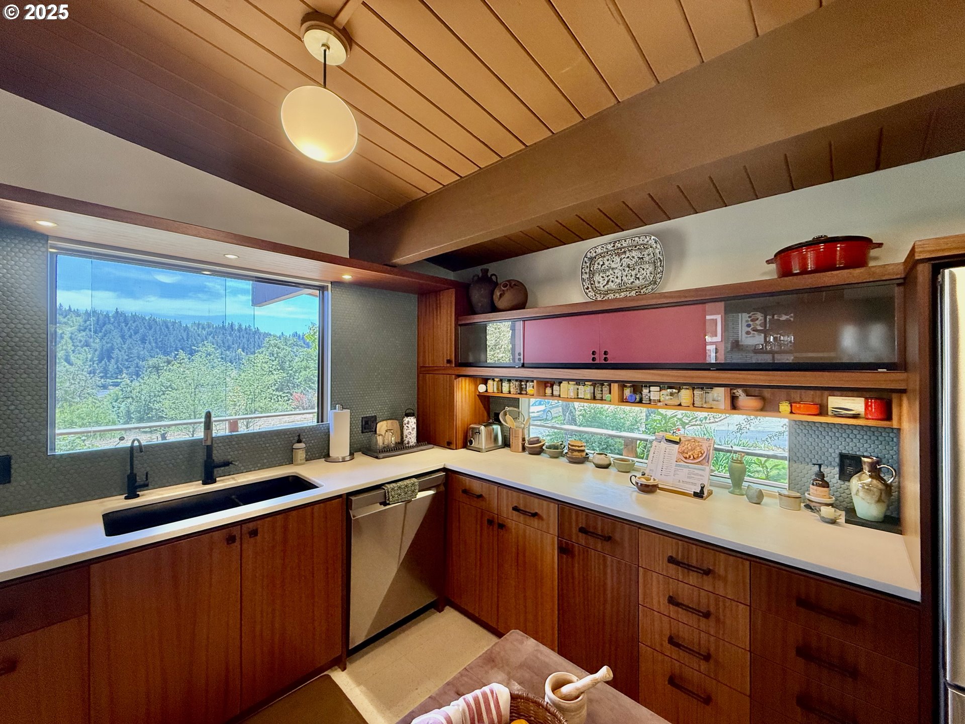 2203 LORANE HWY