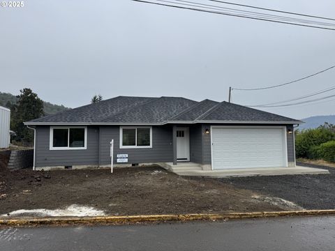 1025 NE KLAMATH AVE Roseburg OR 97470