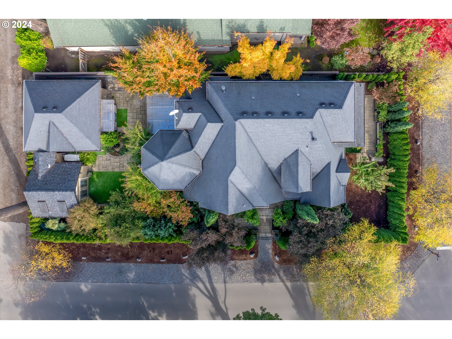 815 E AVE