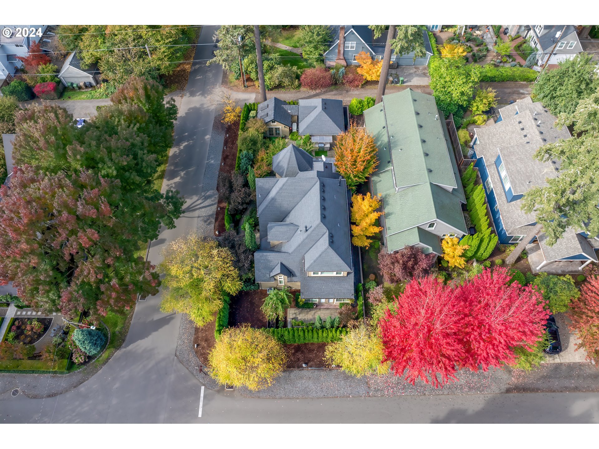 815 E AVE