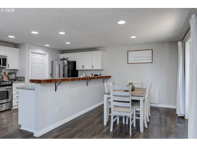 McMinnville, Oregon 97128, United States, 3 Bedrooms Bedrooms, ,3 BathroomsBathrooms,Residential,Active,223676