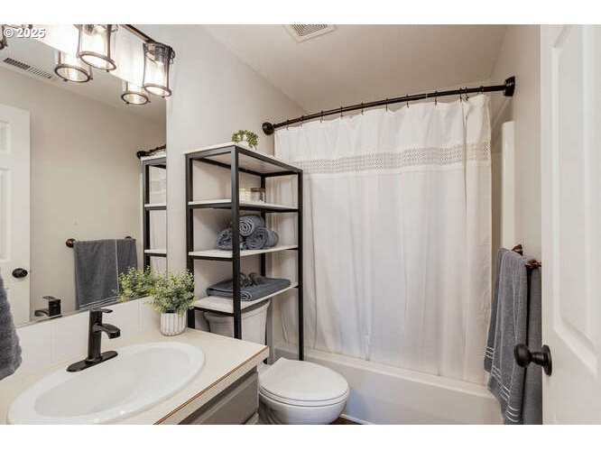 McMinnville, Oregon 97128, United States, 3 Bedrooms Bedrooms, ,3 BathroomsBathrooms,Residential,Active,223676