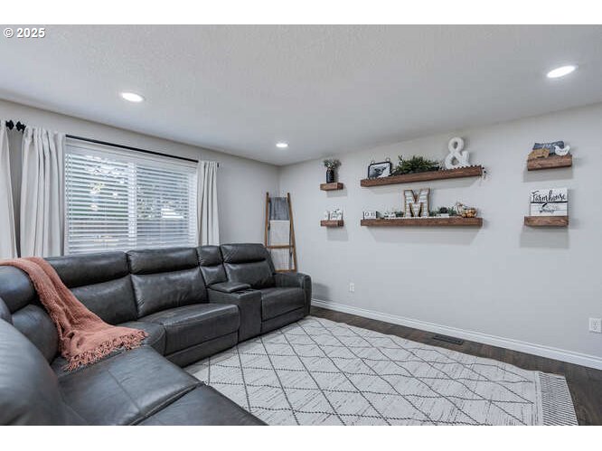 McMinnville, Oregon 97128, United States, 3 Bedrooms Bedrooms, ,3 BathroomsBathrooms,Residential,Active,223676