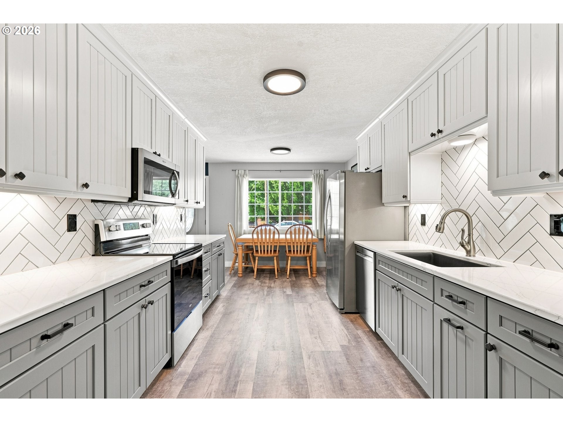 406 E MISSION DR
