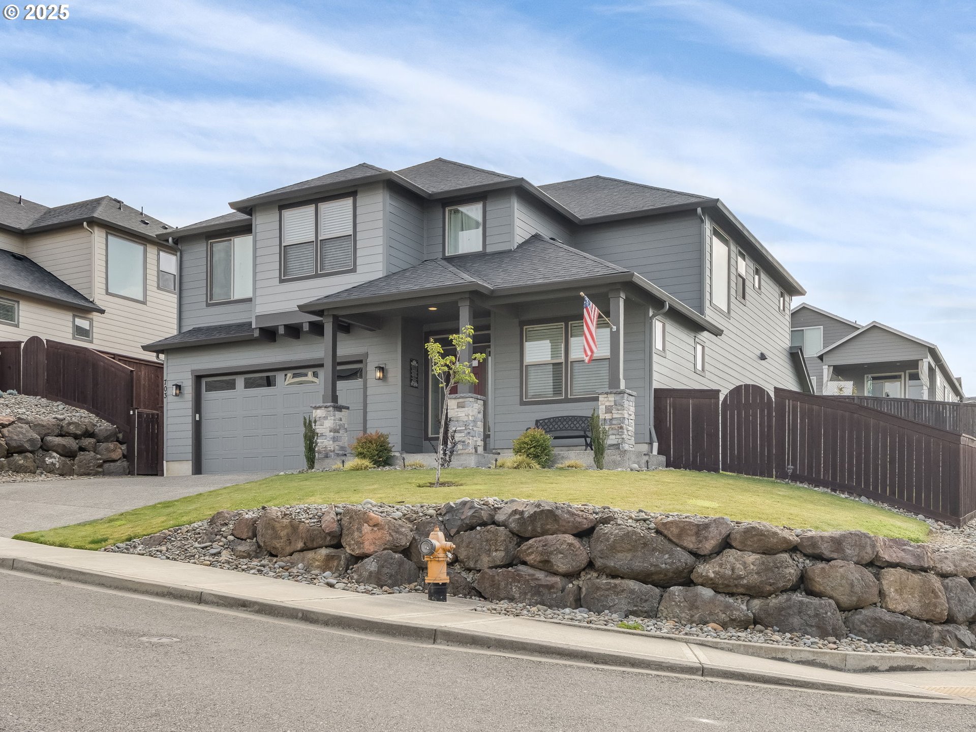 703 E TANOAK AVE