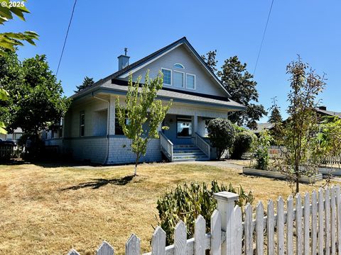 Photo of 486 N 5th St, Creswell, OR 97426 (MLS # 655997960)