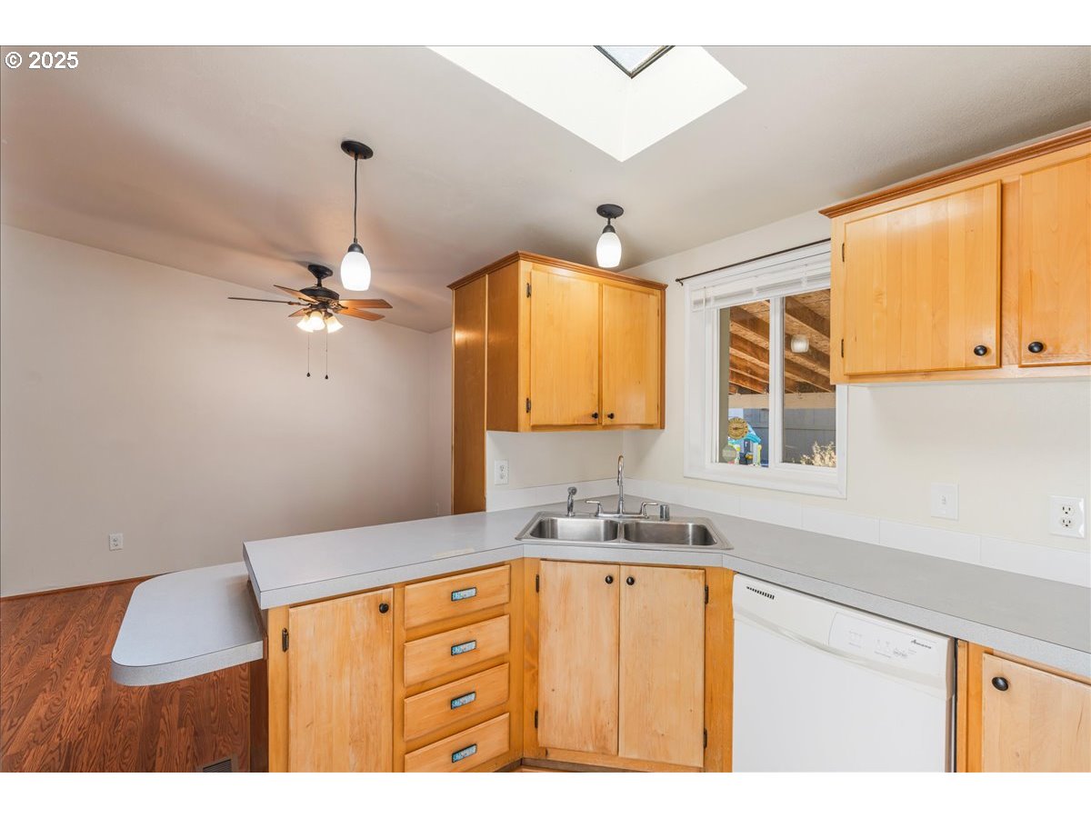 Gresham, Oregon 97080, United States, 3 Bedrooms Bedrooms, ,2 BathroomsBathrooms,Residential,Pending,198369