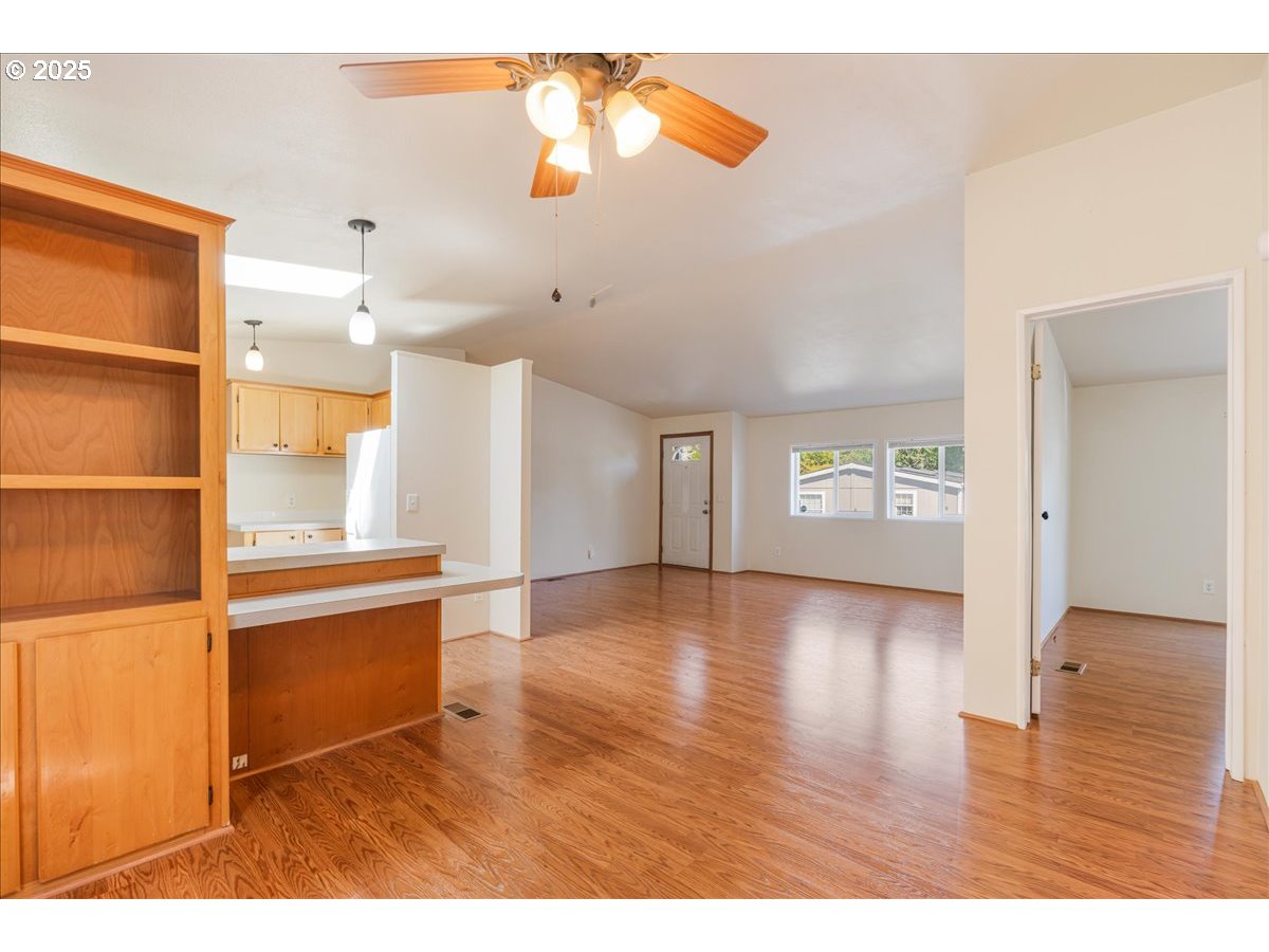 Gresham, Oregon 97080, United States, 3 Bedrooms Bedrooms, ,2 BathroomsBathrooms,Residential,Pending,198369