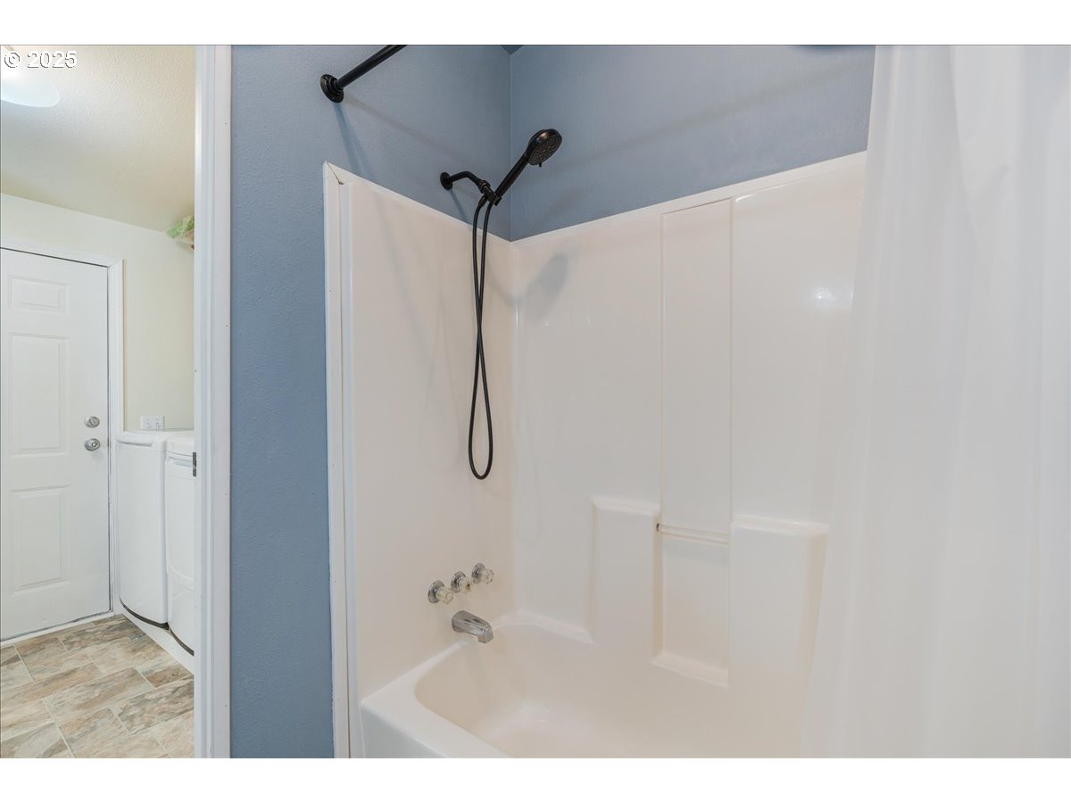 Gresham, Oregon 97080, United States, 3 Bedrooms Bedrooms, ,2 BathroomsBathrooms,Residential,Pending,198369