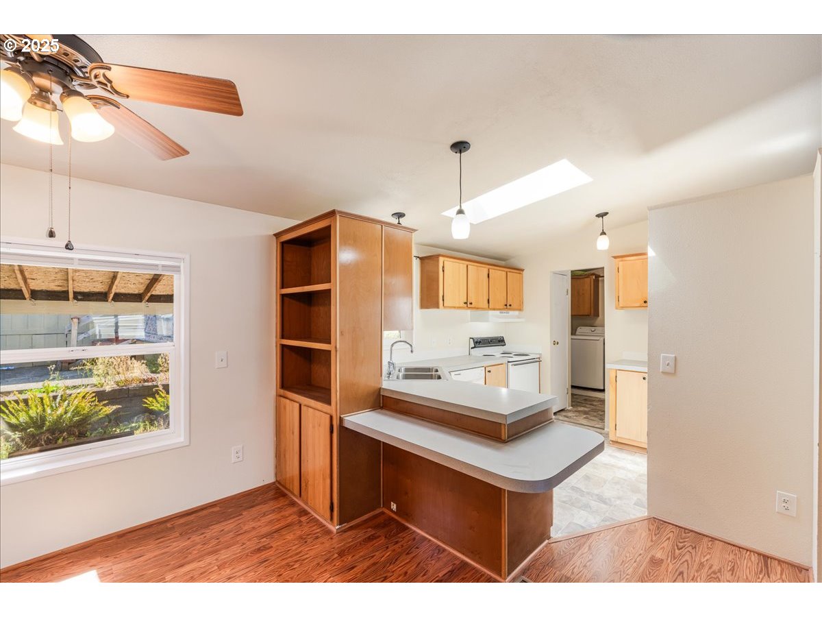 Gresham, Oregon 97080, United States, 3 Bedrooms Bedrooms, ,2 BathroomsBathrooms,Residential,Pending,198369