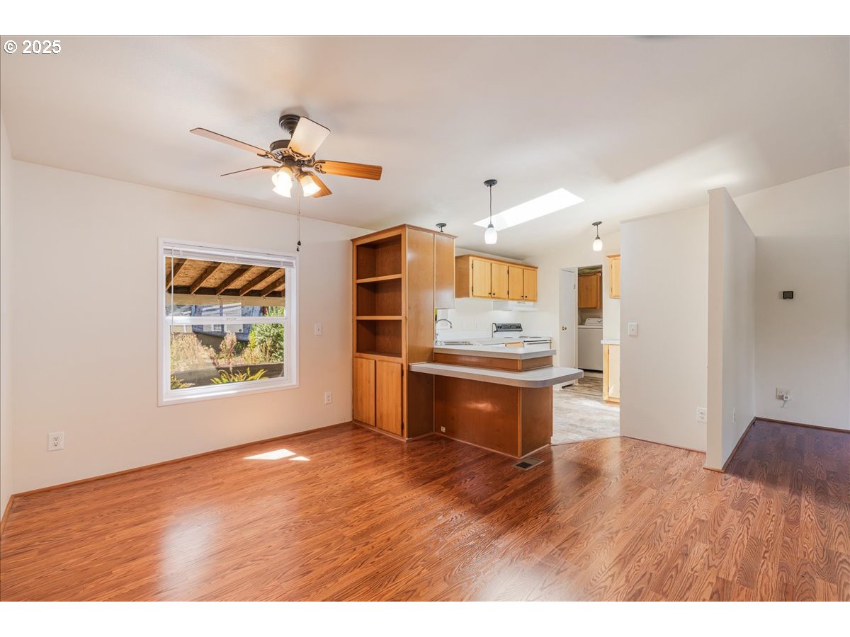 Gresham, Oregon 97080, United States, 3 Bedrooms Bedrooms, ,2 BathroomsBathrooms,Residential,Pending,198369