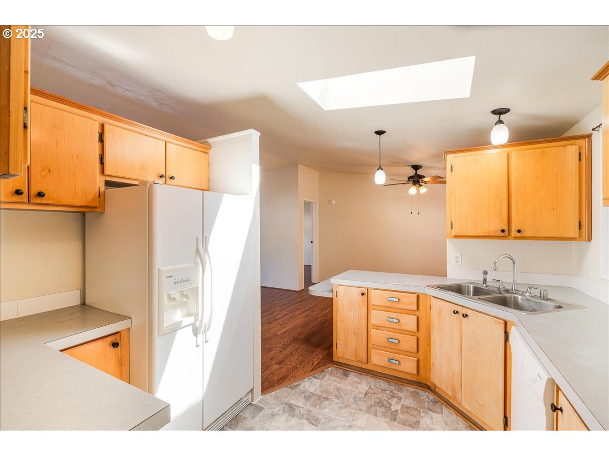 Gresham, Oregon 97080, United States, 3 Bedrooms Bedrooms, ,2 BathroomsBathrooms,Residential,Pending,198369