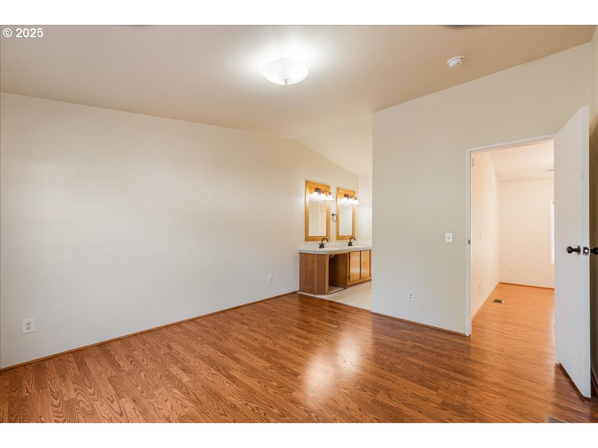 Gresham, Oregon 97080, United States, 3 Bedrooms Bedrooms, ,2 BathroomsBathrooms,Residential,Pending,198369