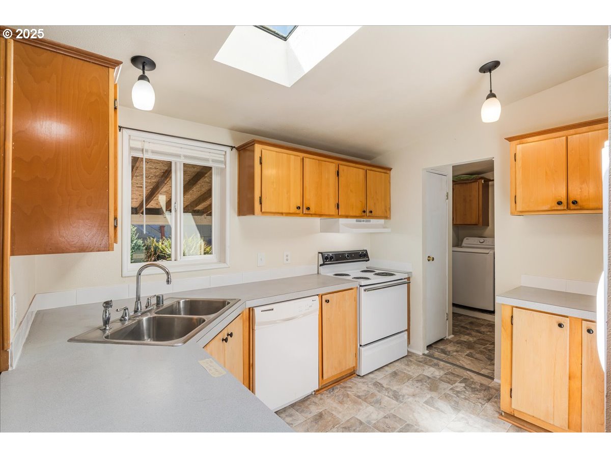 Gresham, Oregon 97080, United States, 3 Bedrooms Bedrooms, ,2 BathroomsBathrooms,Residential,Pending,198369