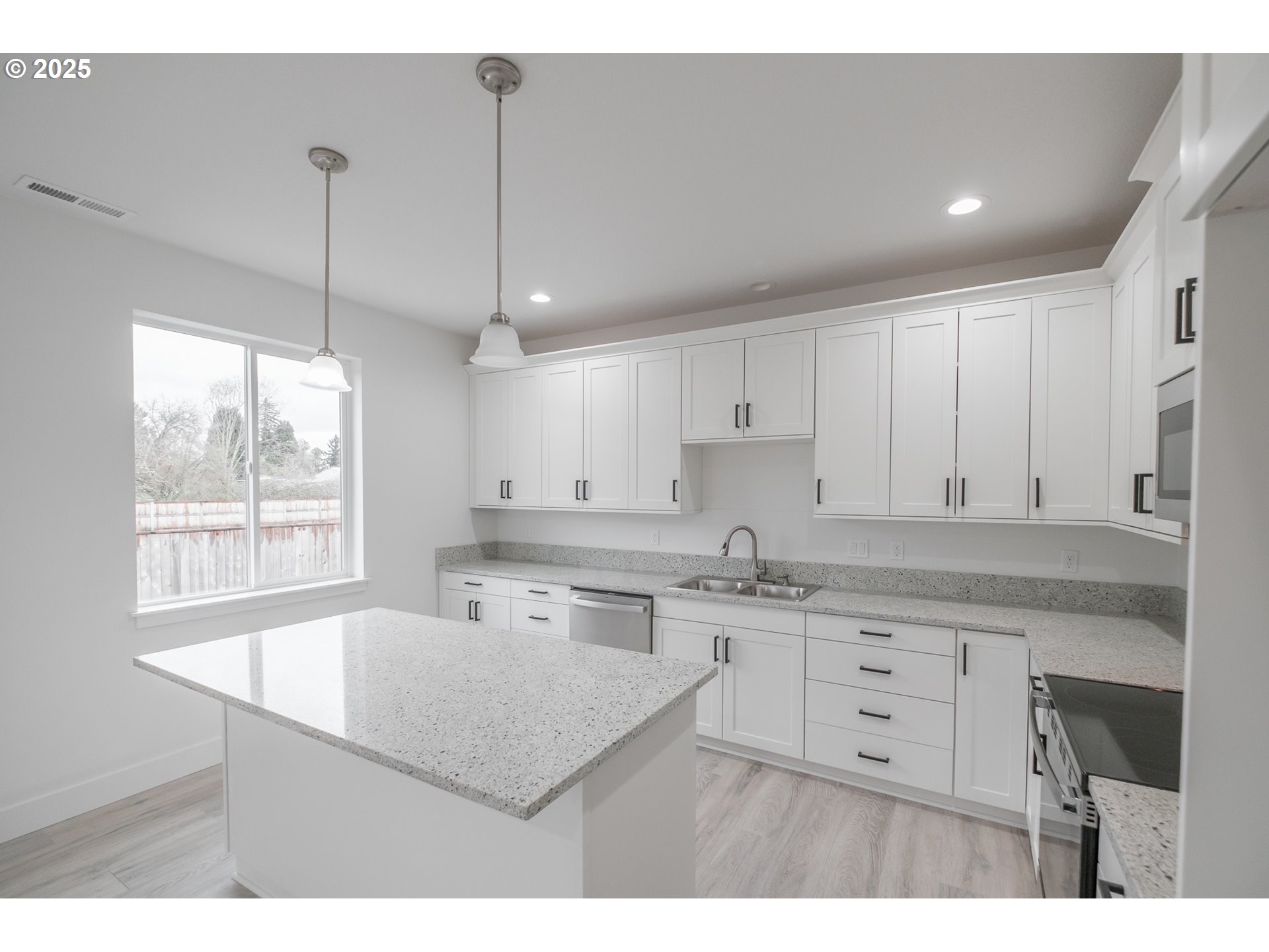 Lebanon, Oregon 97355, United States, 3 Bedrooms Bedrooms, ,3 BathroomsBathrooms,Residential,Active,193041