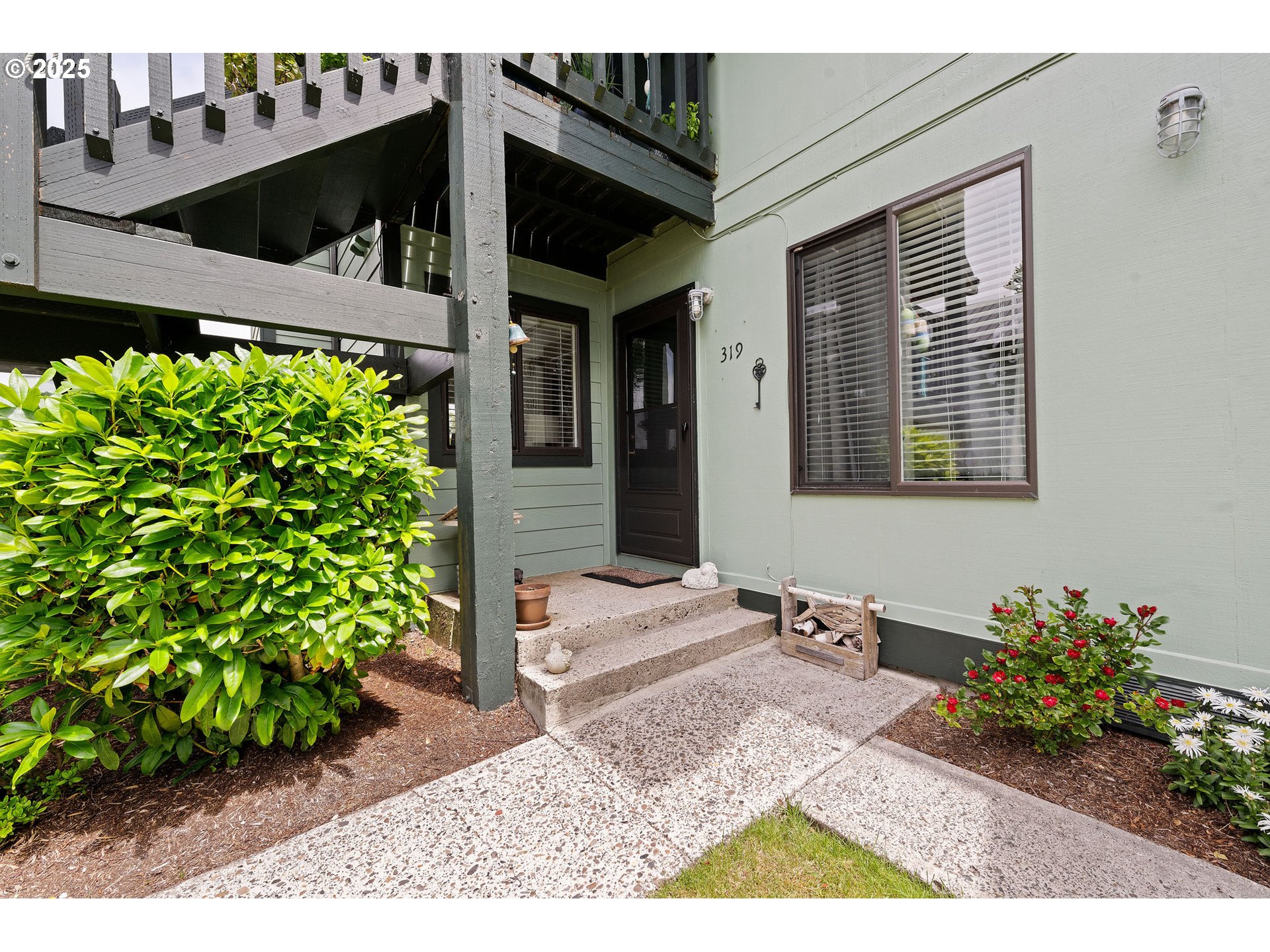 319 NE SKIPANON DR 319